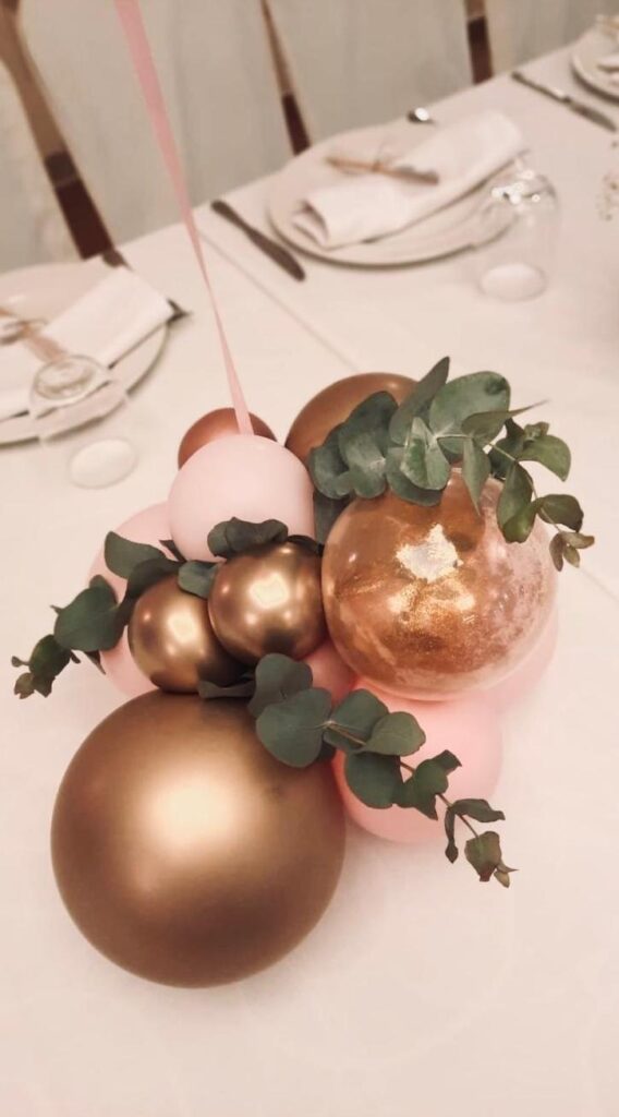 Centro de mesa con globos y hojas