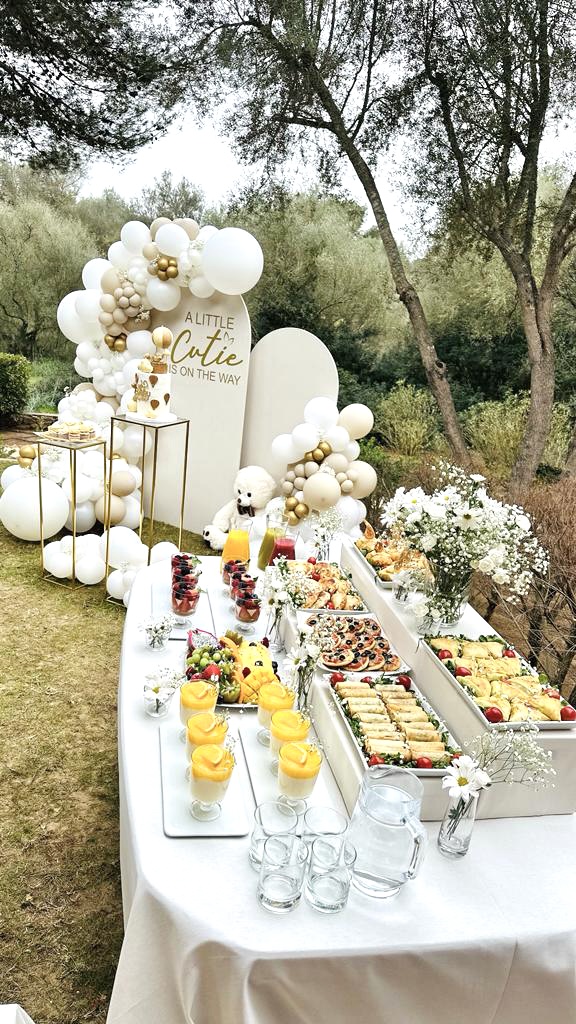 Decoración con globos para mesas de dulces